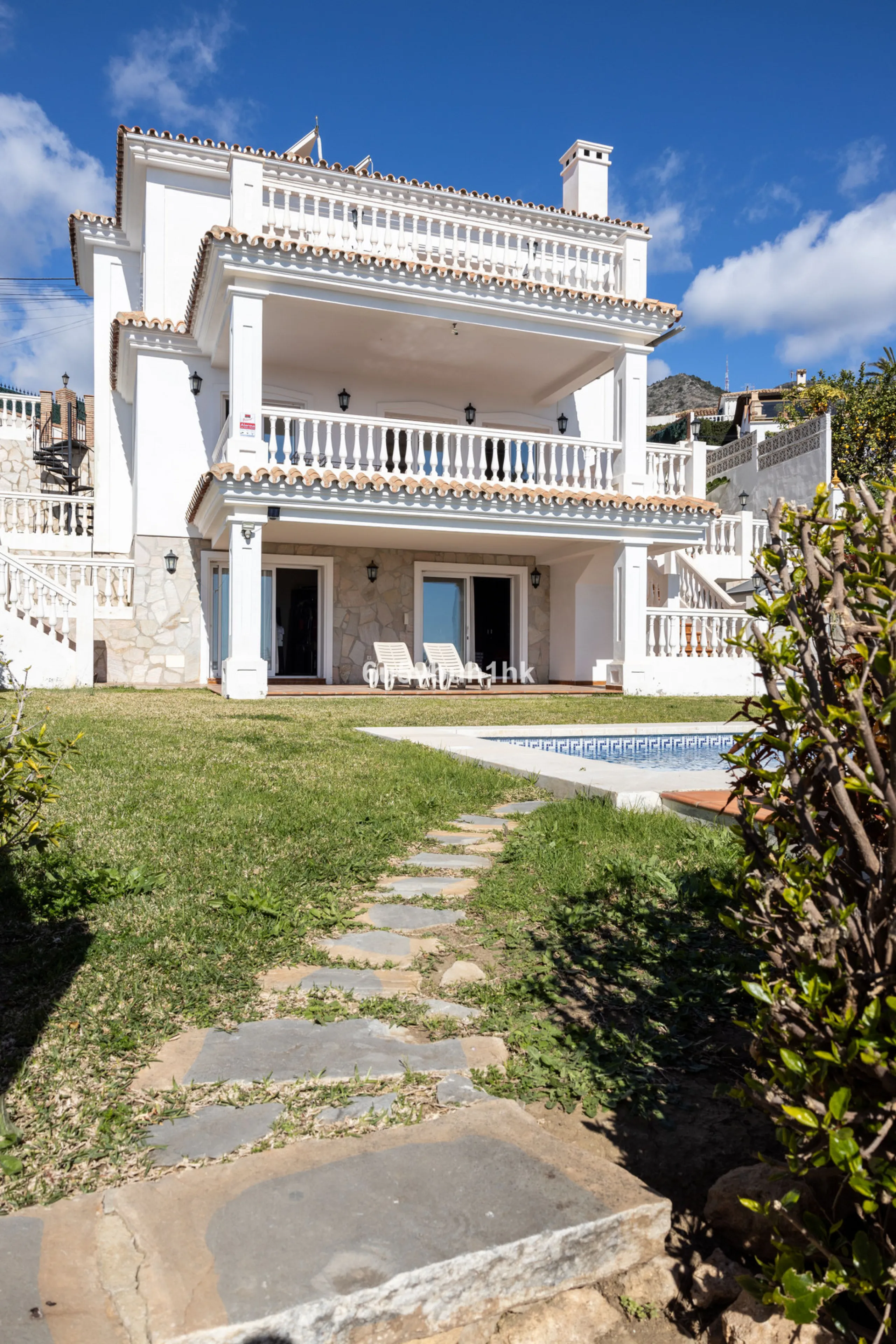 La Capellanía is famous detached house area in Benalmádena, Costa del Sol. Here we have this nice and modern villa with great and open views of the Mediterranean Sea and the surrounding area.