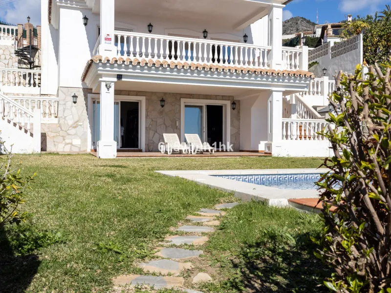 La Capellanía is famous detached house area in Benalmádena, Costa del Sol. Here we have this nice and modern villa with great and open views of the Mediterranean Sea and the surrounding area.