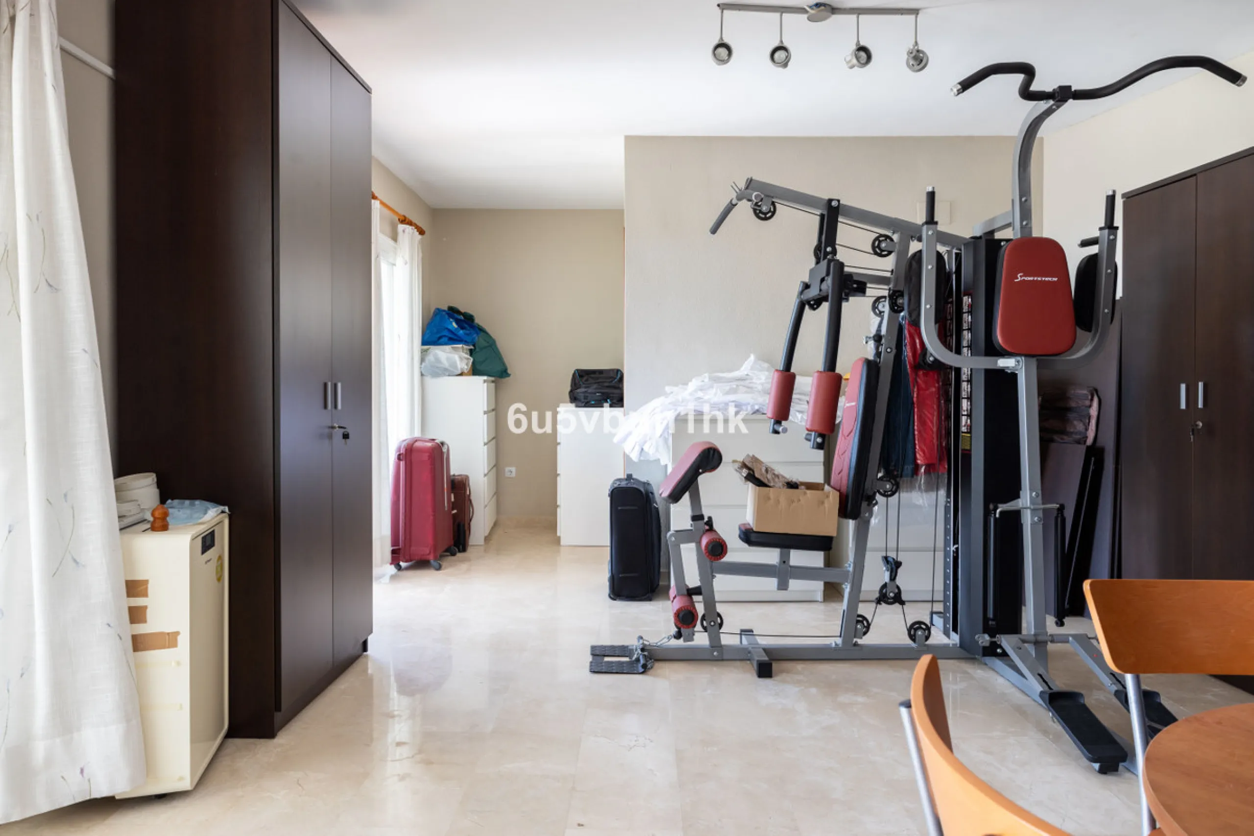 La Capellanía is famous detached house area in Benalmádena, Costa del Sol. Here we have this nice and modern villa with great and open views of the Mediterranean Sea and the surrounding area.