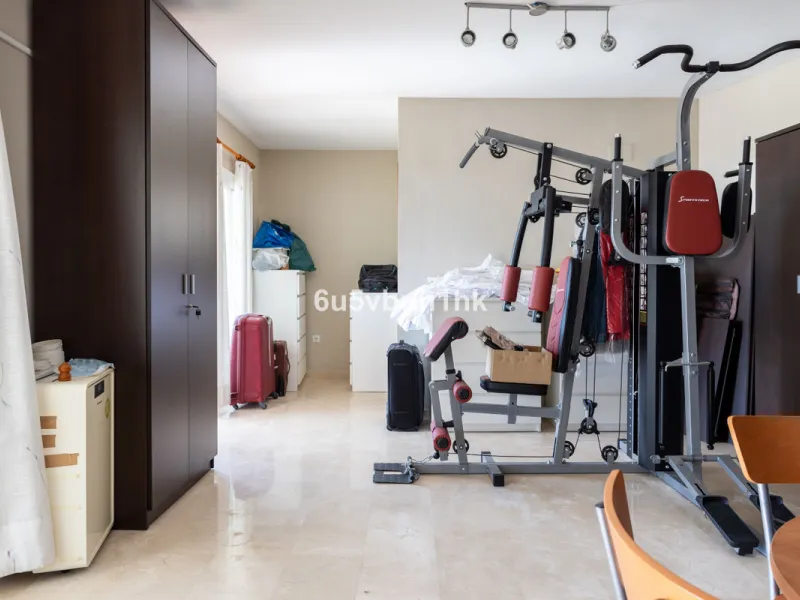 La Capellanía is famous detached house area in Benalmádena, Costa del Sol. Here we have this nice and modern villa with great and open views of the Mediterranean Sea and the surrounding area.