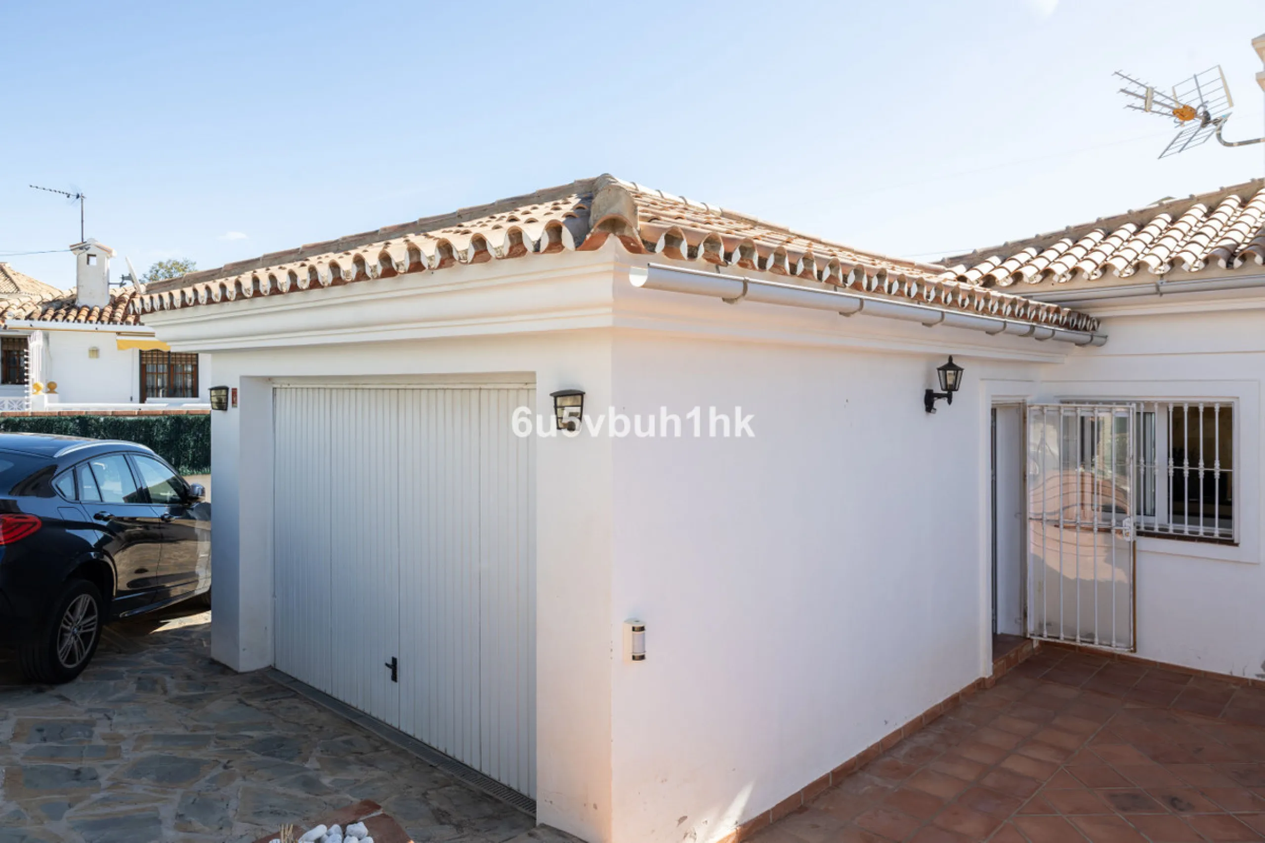 La Capellanía is famous detached house area in Benalmádena, Costa del Sol. Here we have this nice and modern villa with great and open views of the Mediterranean Sea and the surrounding area.