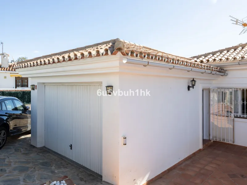La Capellanía is famous detached house area in Benalmádena, Costa del Sol. Here we have this nice and modern villa with great and open views of the Mediterranean Sea and the surrounding area.