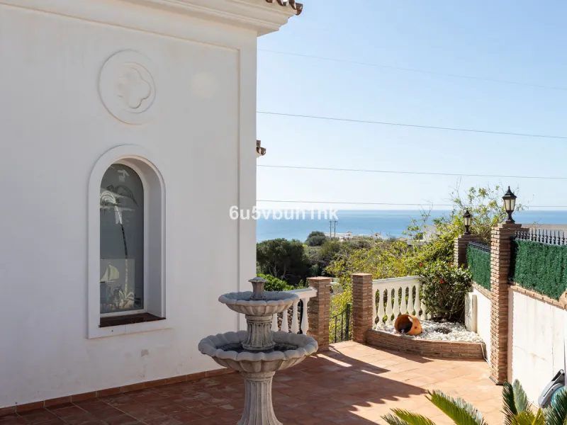 La Capellanía is famous detached house area in Benalmádena, Costa del Sol. Here we have this nice and modern villa with great and open views of the Mediterranean Sea and the surrounding area.
