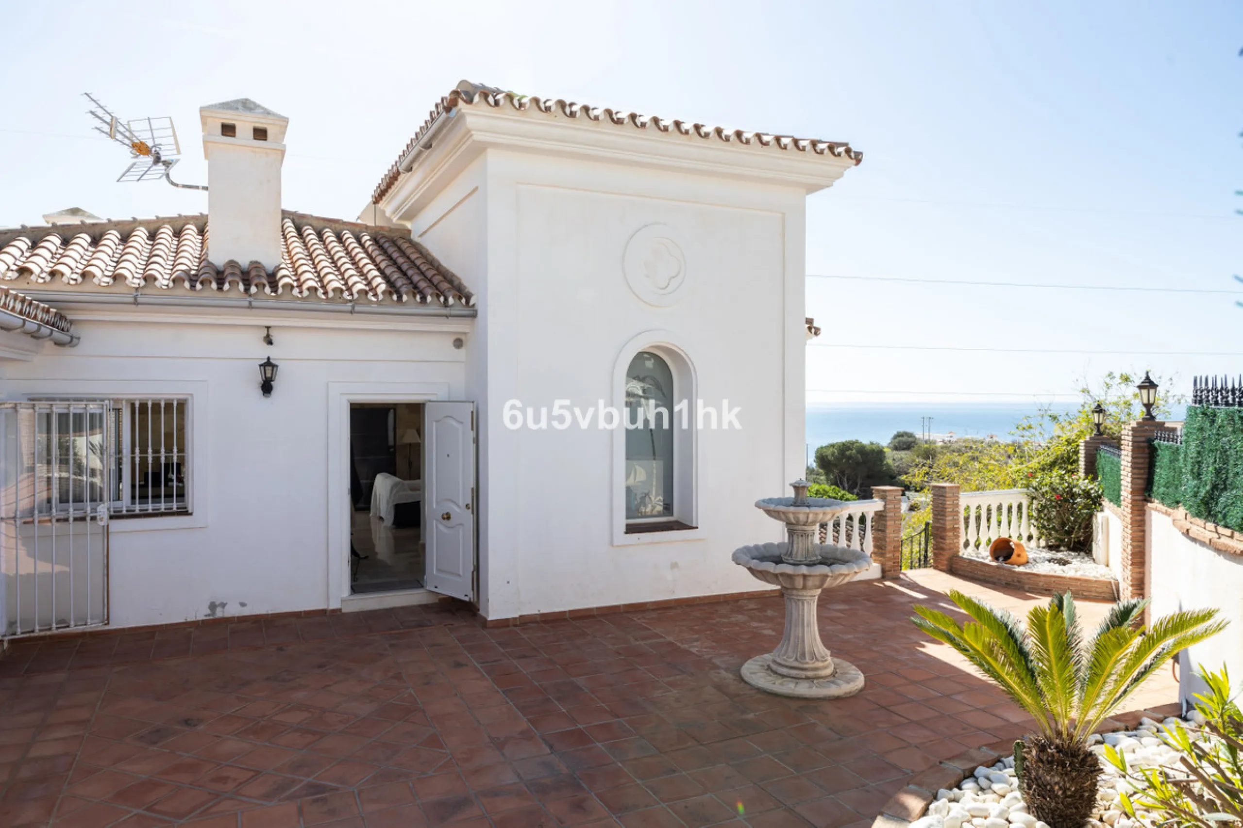 La Capellanía is famous detached house area in Benalmádena, Costa del Sol. Here we have this nice and modern villa with great and open views of the Mediterranean Sea and the surrounding area.