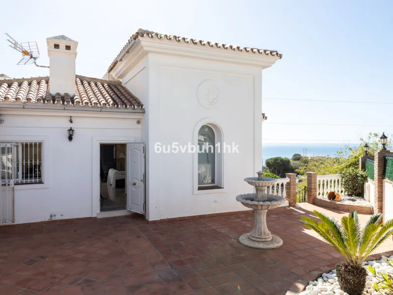 La Capellanía is famous detached house area in Benalmádena, Costa del Sol. Here we have this nice and modern villa with great and open views of the Mediterranean Sea and the surrounding area.