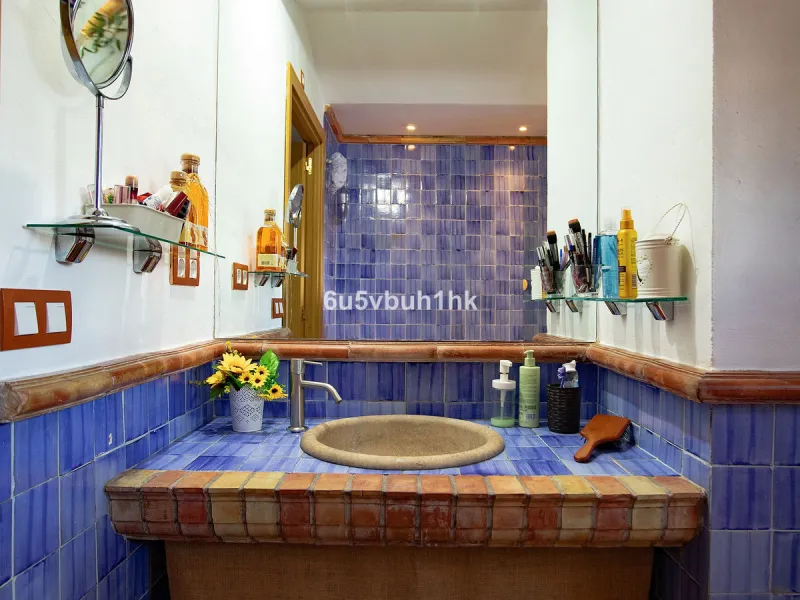There comes a stage in life when the ideal home is no longer the biggest one — but the one that simply makes everyday living easier, more comfortable and enjoyable. This single-level property in Alhaurín de la Torre captures that idea beautifully.