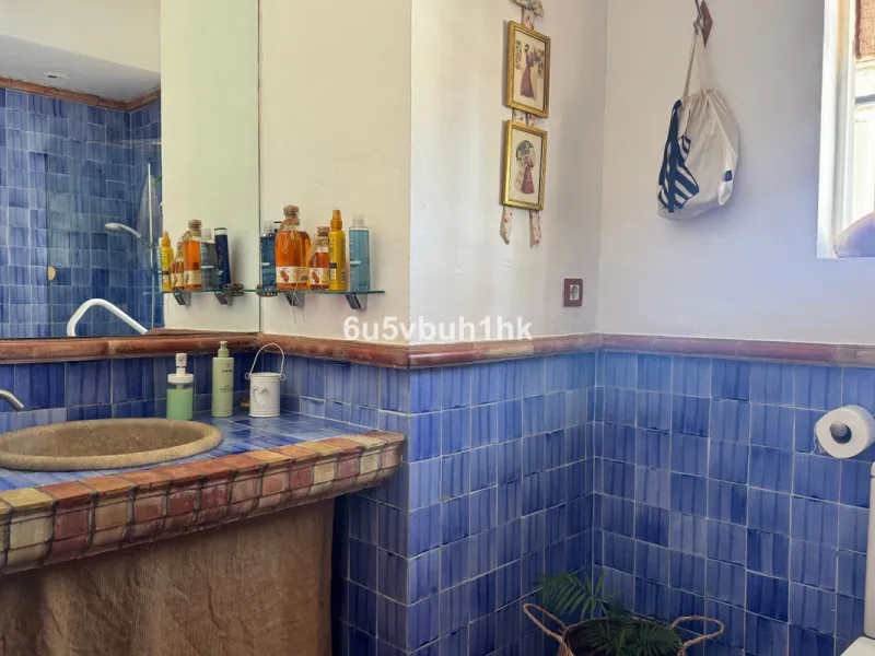 There comes a stage in life when the ideal home is no longer the biggest one — but the one that simply makes everyday living easier, more comfortable and enjoyable. This single-level property in Alhaurín de la Torre captures that idea beautifully.