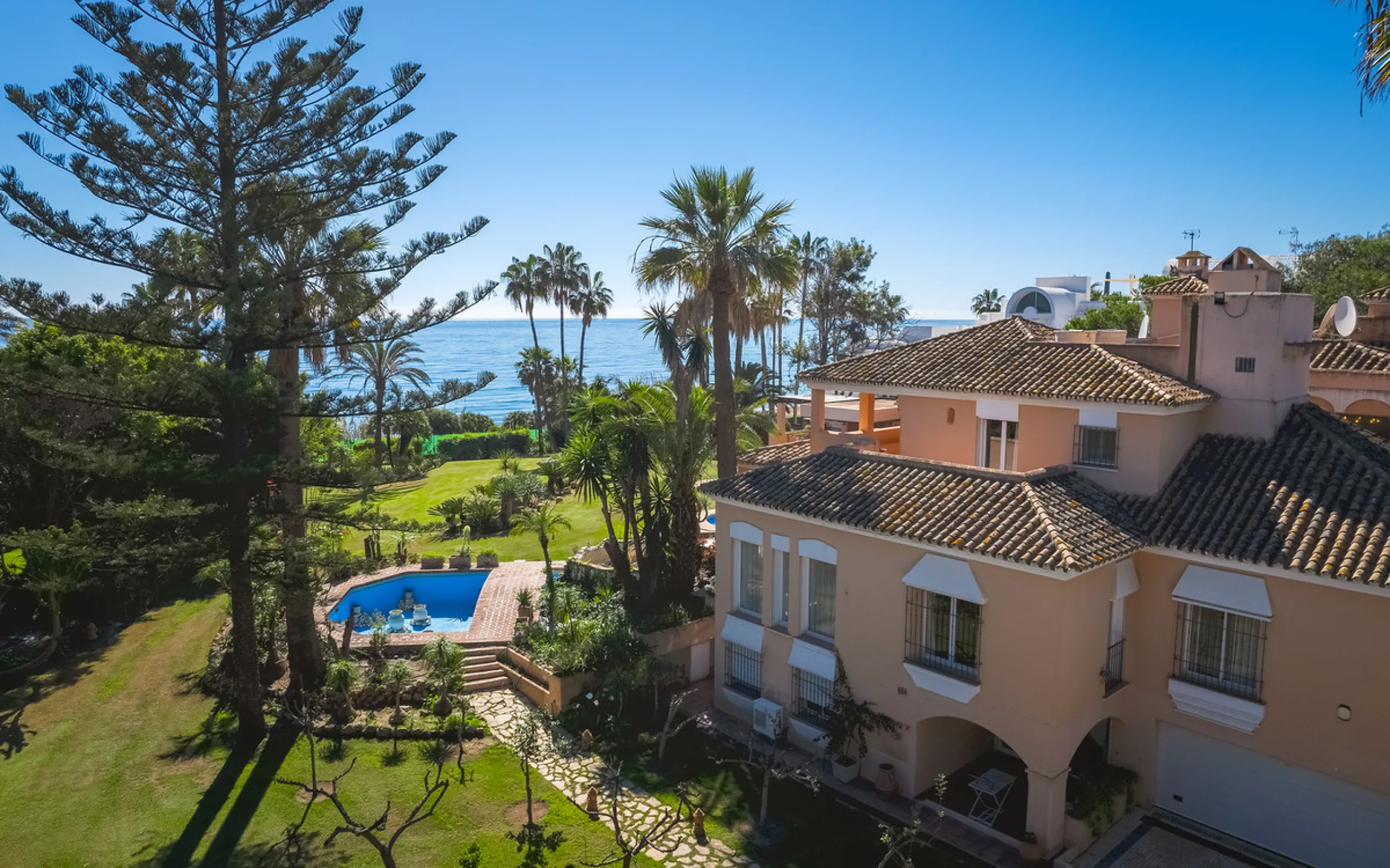House - Detached Villa в продаже в Estepona, Málaga. В доме 8 спален и 10 ванных комнат. Площадь дома 1013 м². Площадь участка 5039 м²