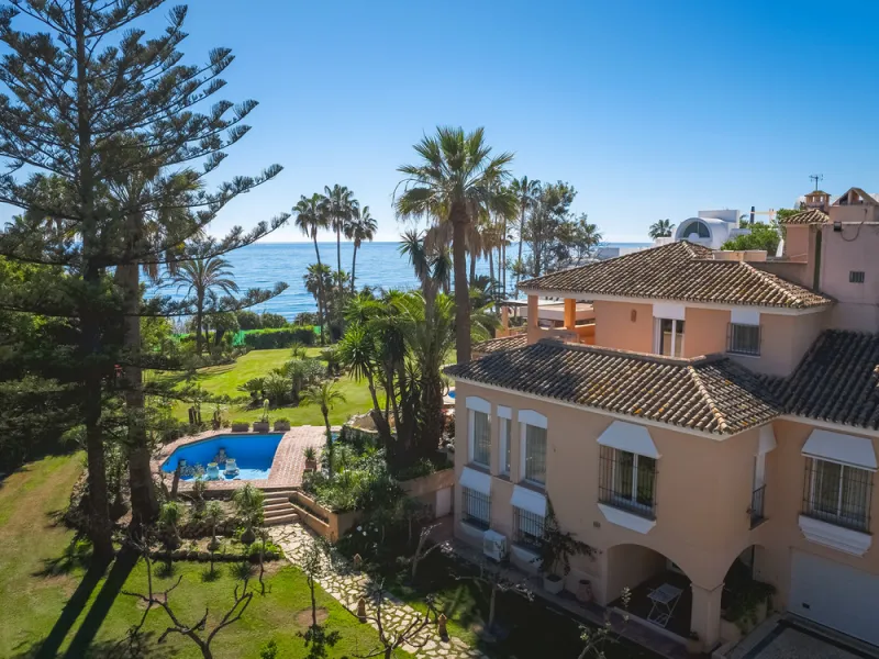 Nestled on the beautiful New Golden Mile shoreline, this stunning beachfront villa offers luxury living at its best. With 8 bedrooms, 10 bathrooms, and a separate guest apartment, it's perfect for comfort and sophistication.