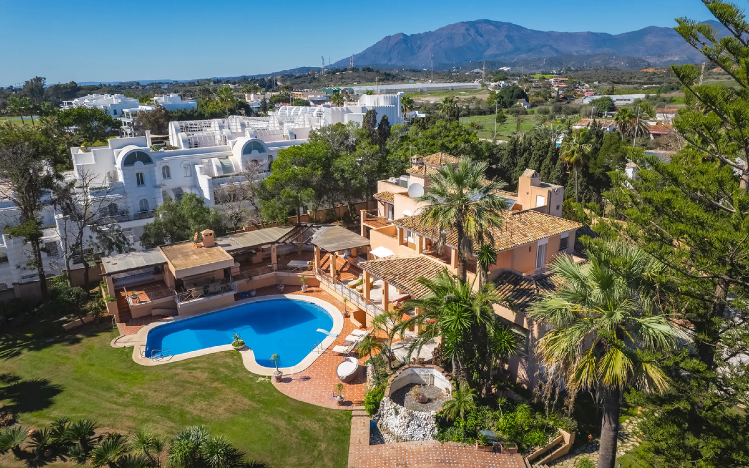 House - Detached Villa в продаже в Estepona, Málaga. В доме 8 спален и 10 ванных комнат. Площадь дома 1013 м². Площадь участка 5039 м²