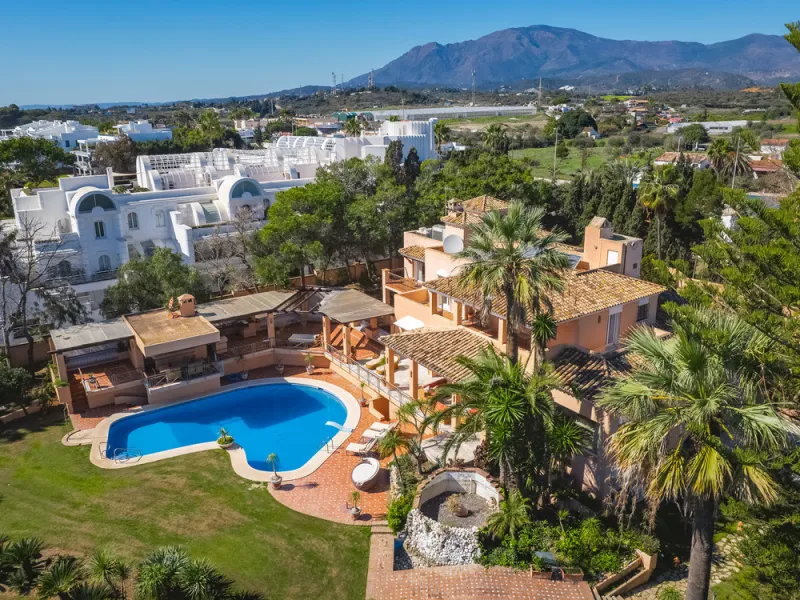 House - Detached Villa в продаже в Estepona, Málaga. В доме 8 спален и 10 ванных комнат. Площадь дома 1013 м². Площадь участка 5039 м²