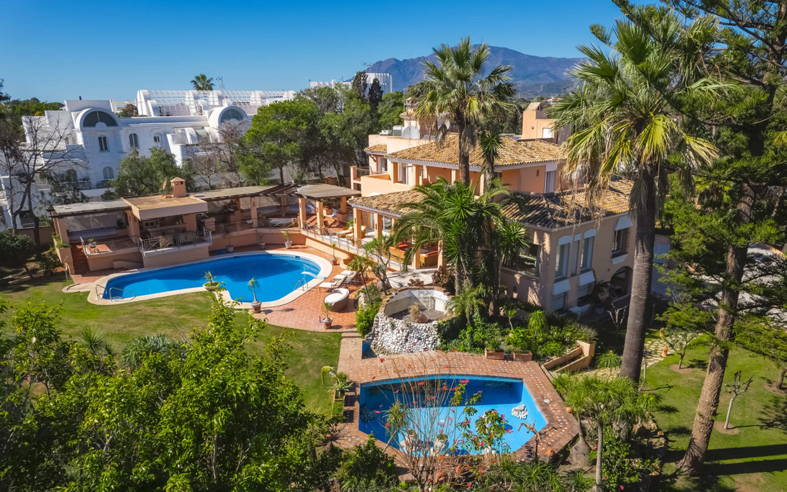 House - Detached Villa в продаже в Estepona, Málaga. В доме 8 спален и 10 ванных комнат. Площадь дома 1013 м². Площадь участка 5039 м²