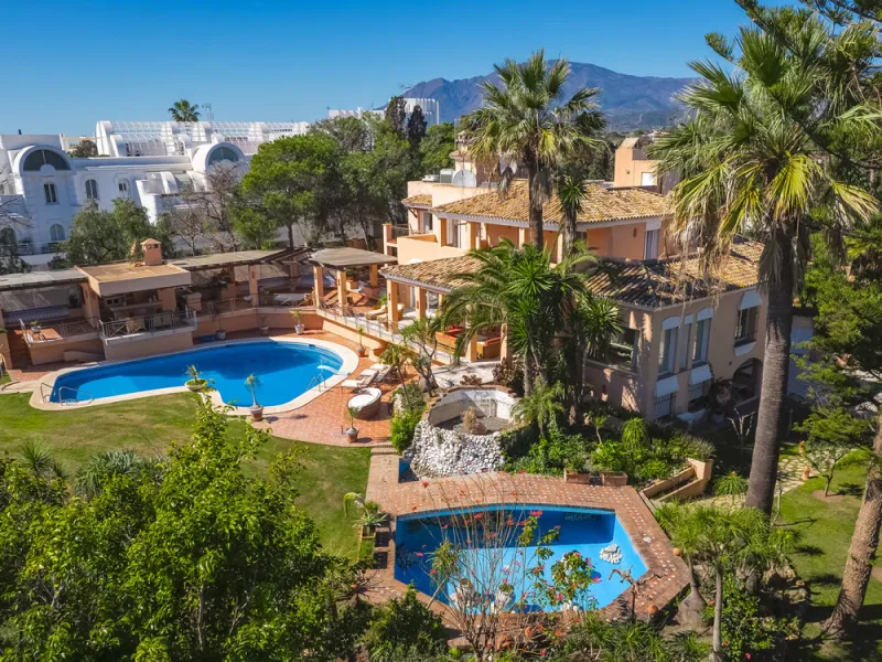House - Detached Villa в продаже в Estepona, Málaga. В доме 8 спален и 10 ванных комнат. Площадь дома 1013 м². Площадь участка 5039 м²