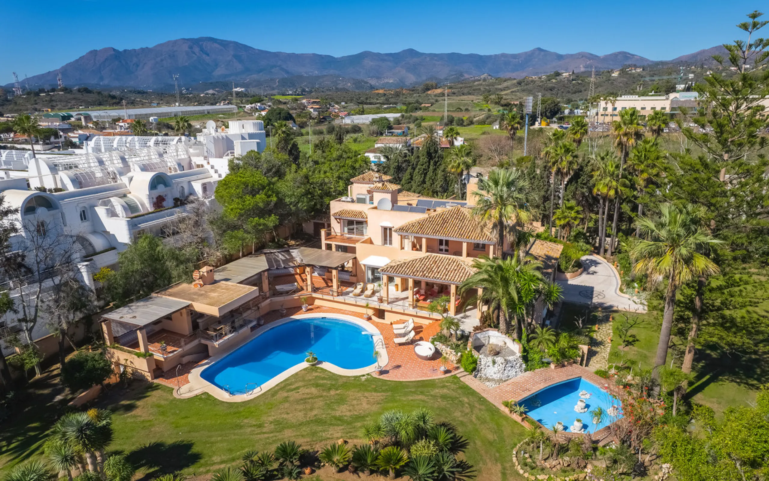 House - Detached Villa в продаже в Estepona, Málaga. В доме 8 спален и 10 ванных комнат. Площадь дома 1013 м². Площадь участка 5039 м²