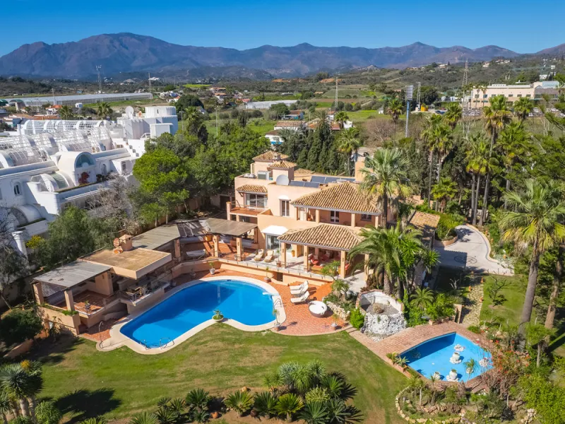 House - Detached Villa в продаже в Estepona, Málaga. В доме 8 спален и 10 ванных комнат. Площадь дома 1013 м². Площадь участка 5039 м²