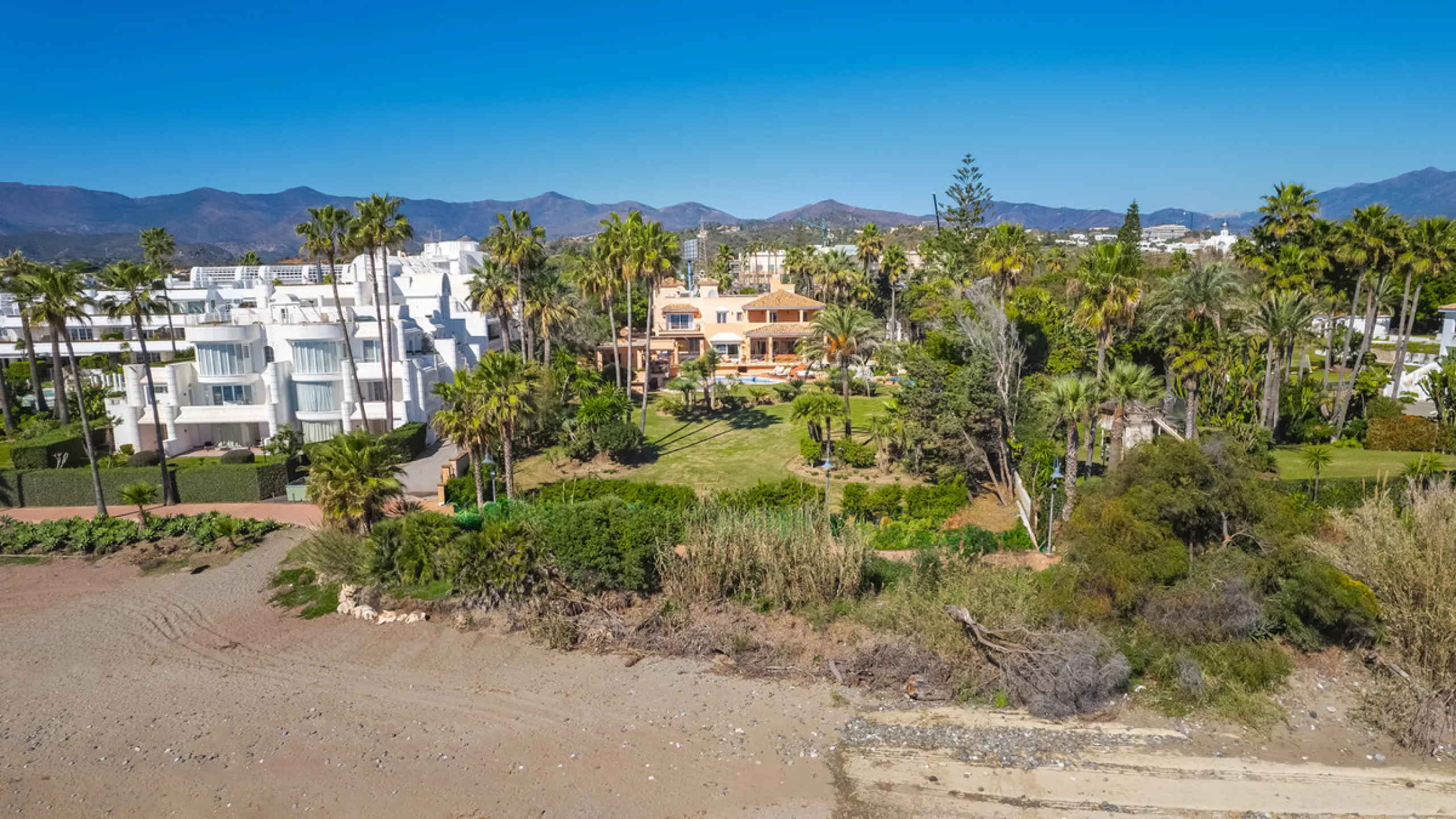 House - Detached Villa в продаже в Estepona, Málaga. В доме 8 спален и 10 ванных комнат. Площадь дома 1013 м². Площадь участка 5039 м²