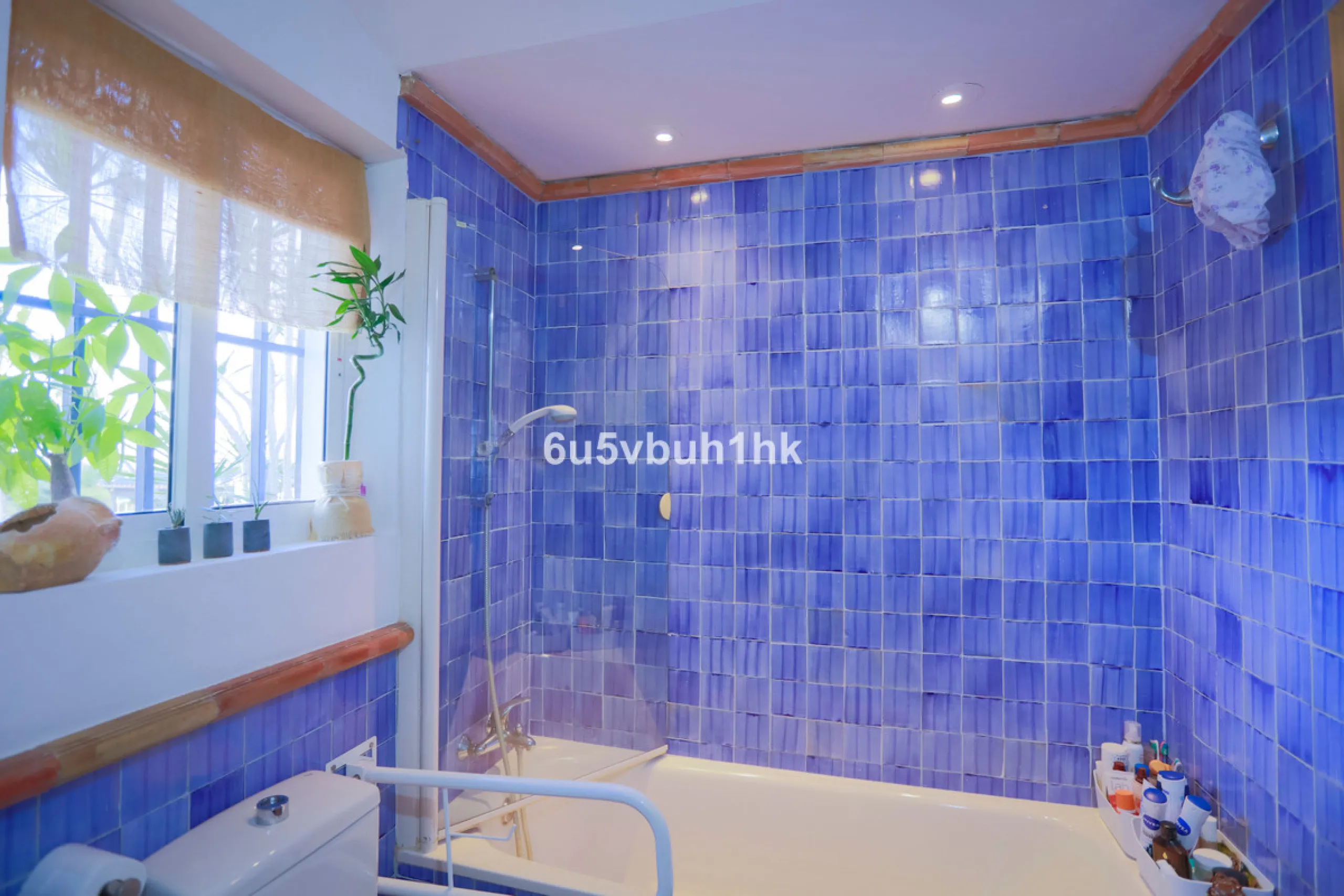 There comes a stage in life when the ideal home is no longer the biggest one — but the one that simply makes everyday living easier, more comfortable and enjoyable. This single-level property in Alhaurín de la Torre captures that idea beautifully.