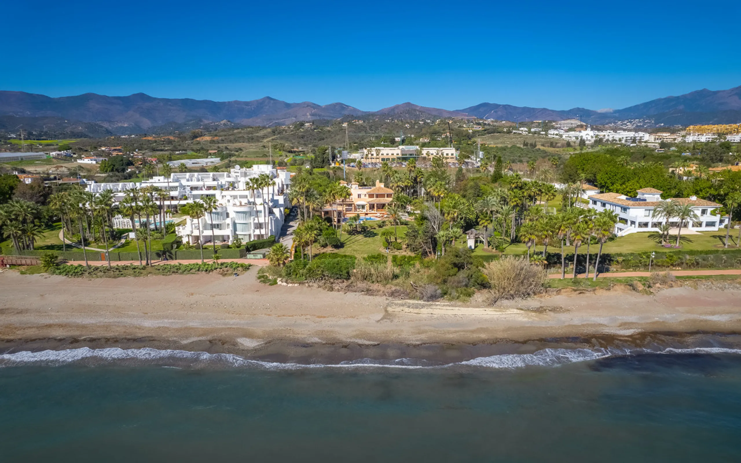 House - Detached Villa в продаже в Estepona, Málaga. В доме 8 спален и 10 ванных комнат. Площадь дома 1013 м². Площадь участка 5039 м²