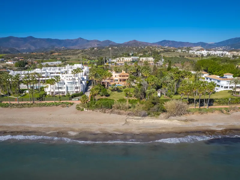 House - Detached Villa в продаже в Estepona, Málaga. В доме 8 спален и 10 ванных комнат. Площадь дома 1013 м². Площадь участка 5039 м²