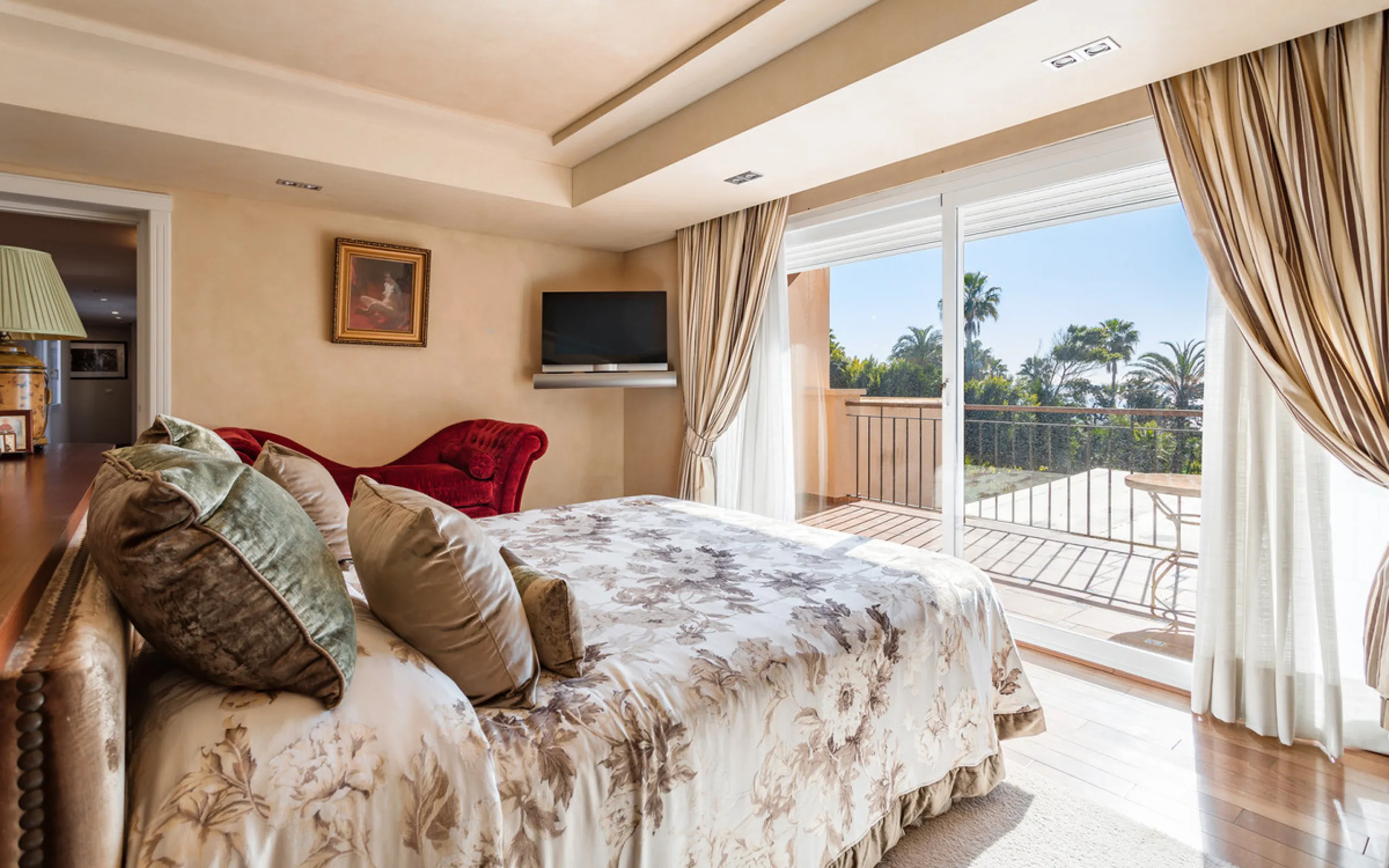 House - Detached Villa в продаже в Estepona, Málaga. В доме 8 спален и 10 ванных комнат. Площадь дома 1013 м². Площадь участка 5039 м²