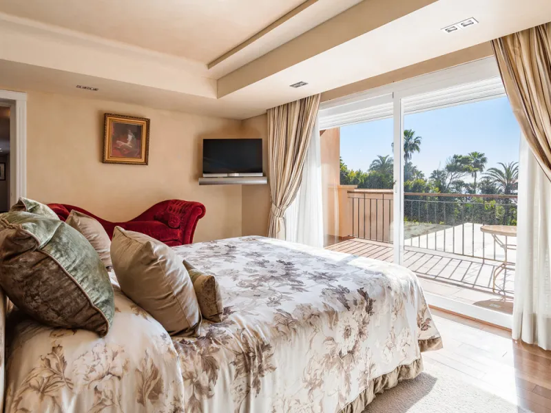 House - Detached Villa в продаже в Estepona, Málaga. В доме 8 спален и 10 ванных комнат. Площадь дома 1013 м². Площадь участка 5039 м²