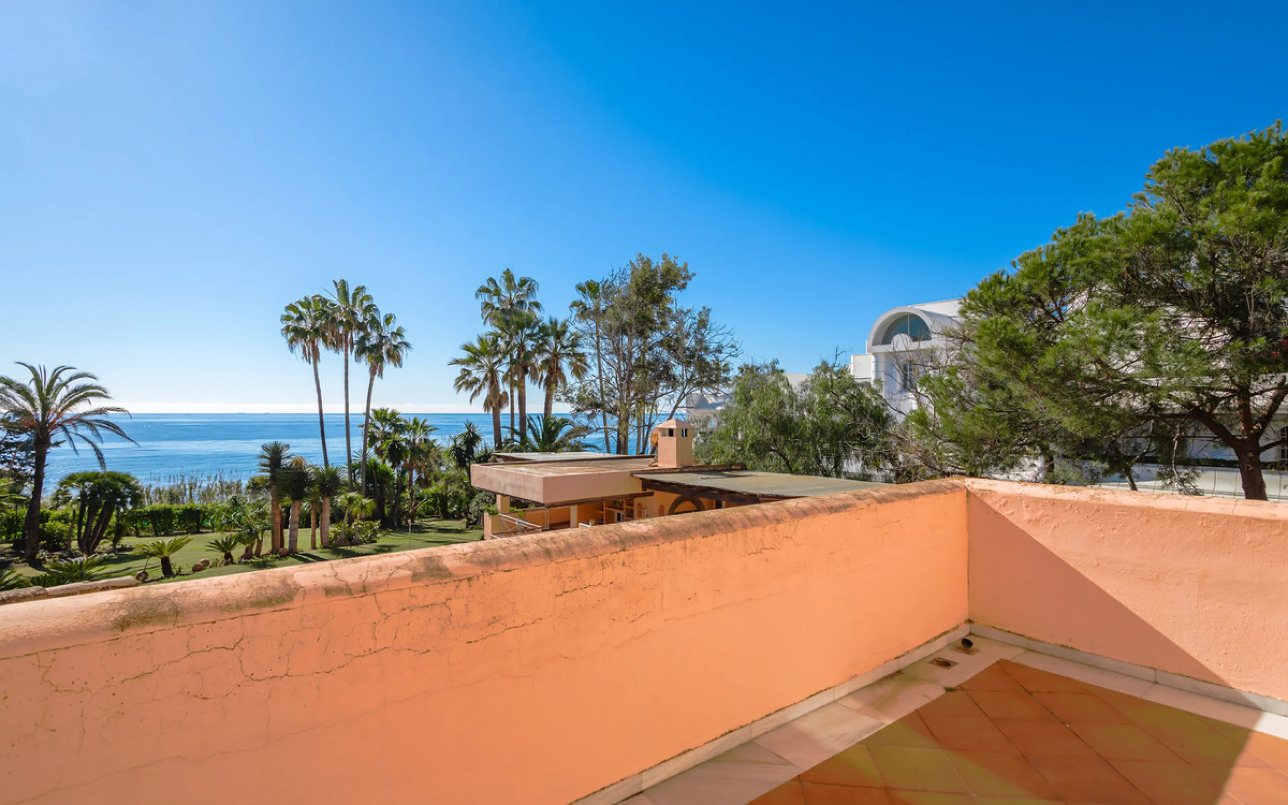 House - Detached Villa в продаже в Estepona, Málaga. В доме 8 спален и 10 ванных комнат. Площадь дома 1013 м². Площадь участка 5039 м²