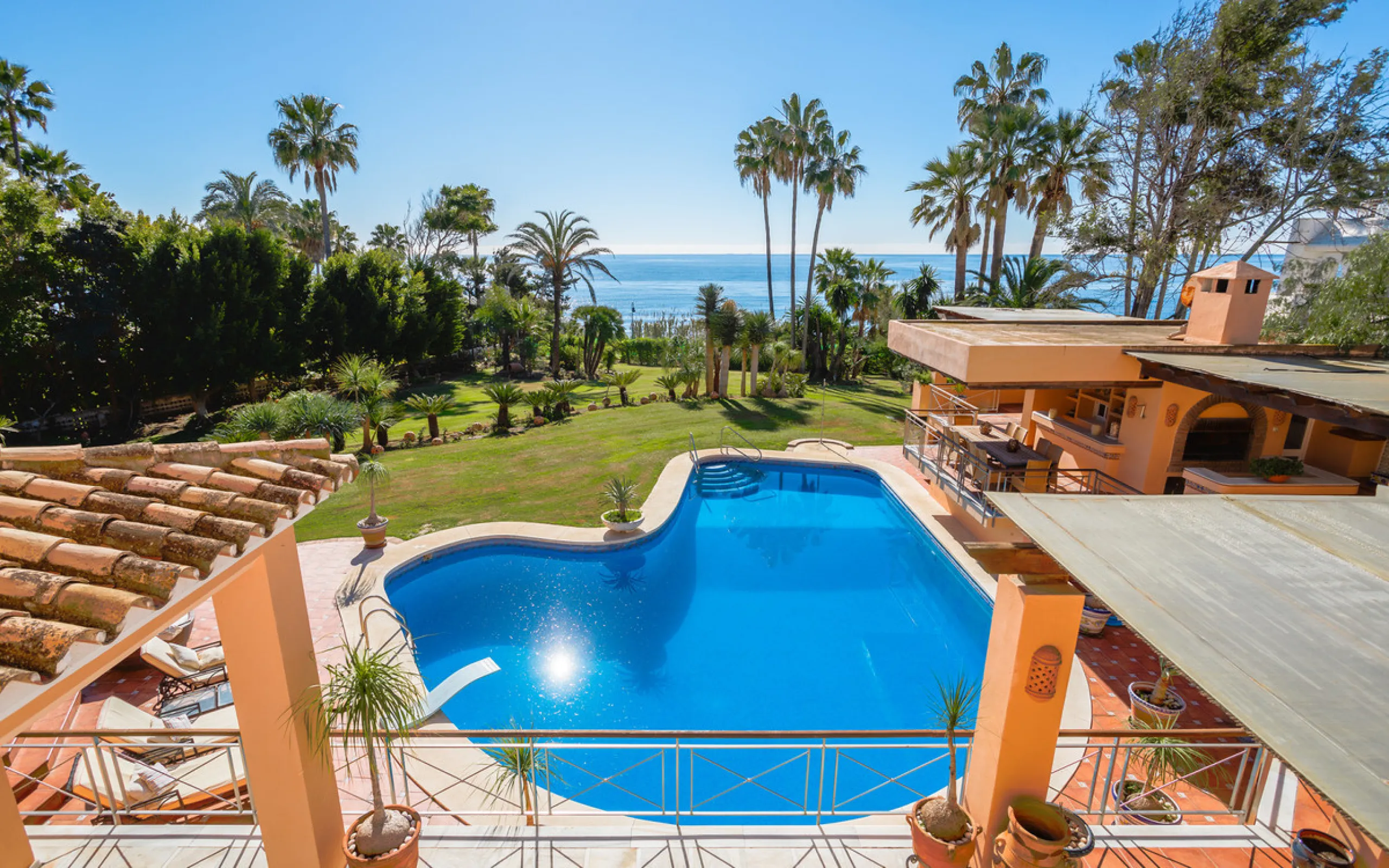 House - Detached Villa в продаже в Estepona, Málaga. В доме 8 спален и 10 ванных комнат. Площадь дома 1013 м². Площадь участка 5039 м²