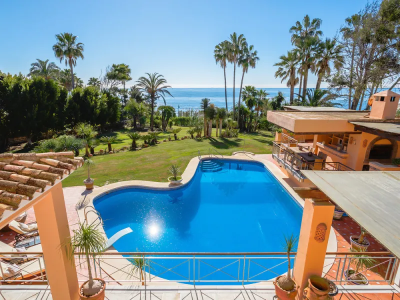 House - Detached Villa в продаже в Estepona, Málaga. В доме 8 спален и 10 ванных комнат. Площадь дома 1013 м². Площадь участка 5039 м²