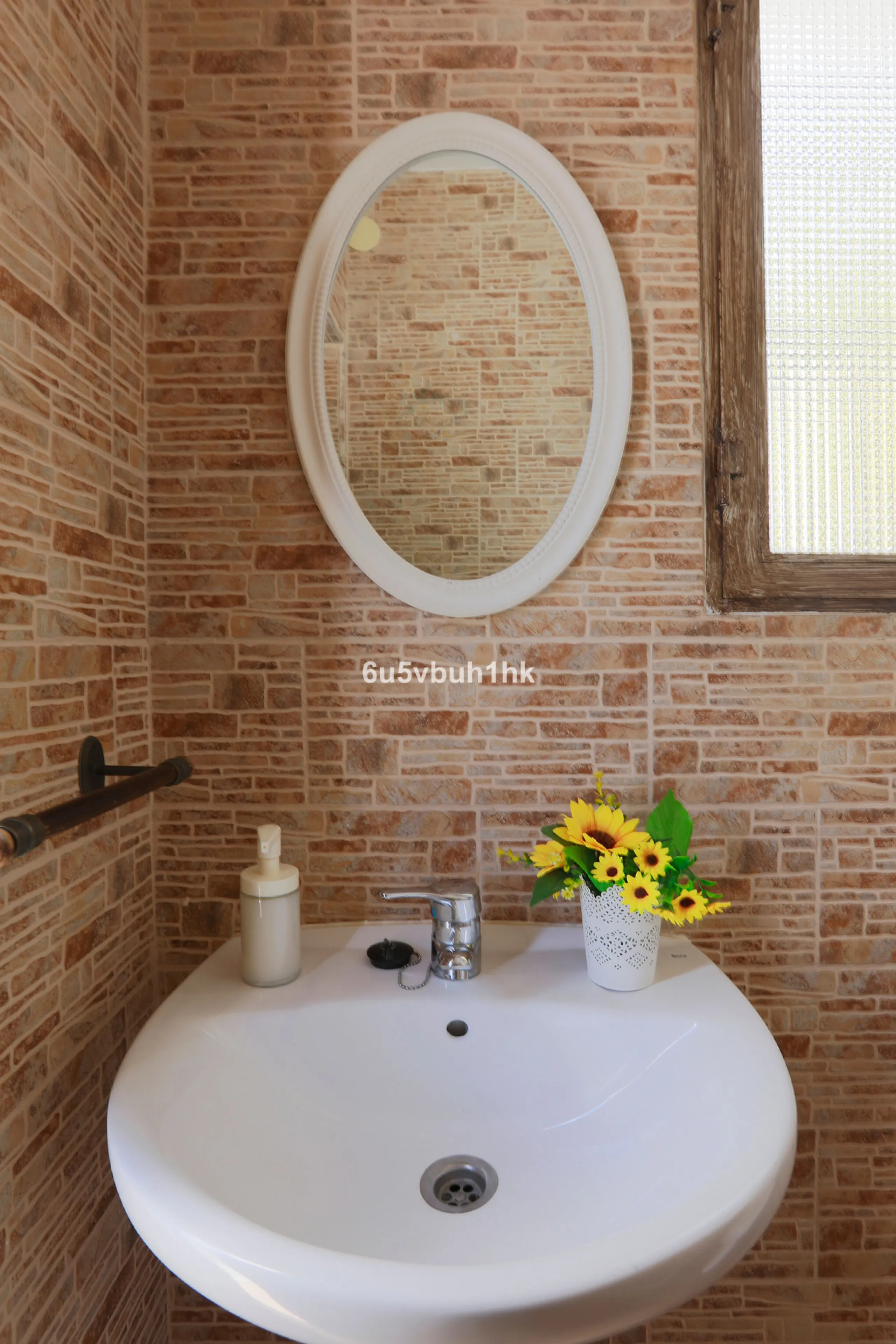 There comes a stage in life when the ideal home is no longer the biggest one — but the one that simply makes everyday living easier, more comfortable and enjoyable. This single-level property in Alhaurín de la Torre captures that idea beautifully.