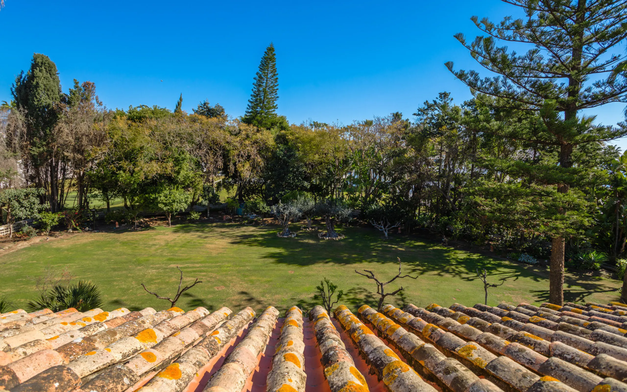 House - Detached Villa в продаже в Estepona, Málaga. В доме 8 спален и 10 ванных комнат. Площадь дома 1013 м². Площадь участка 5039 м²