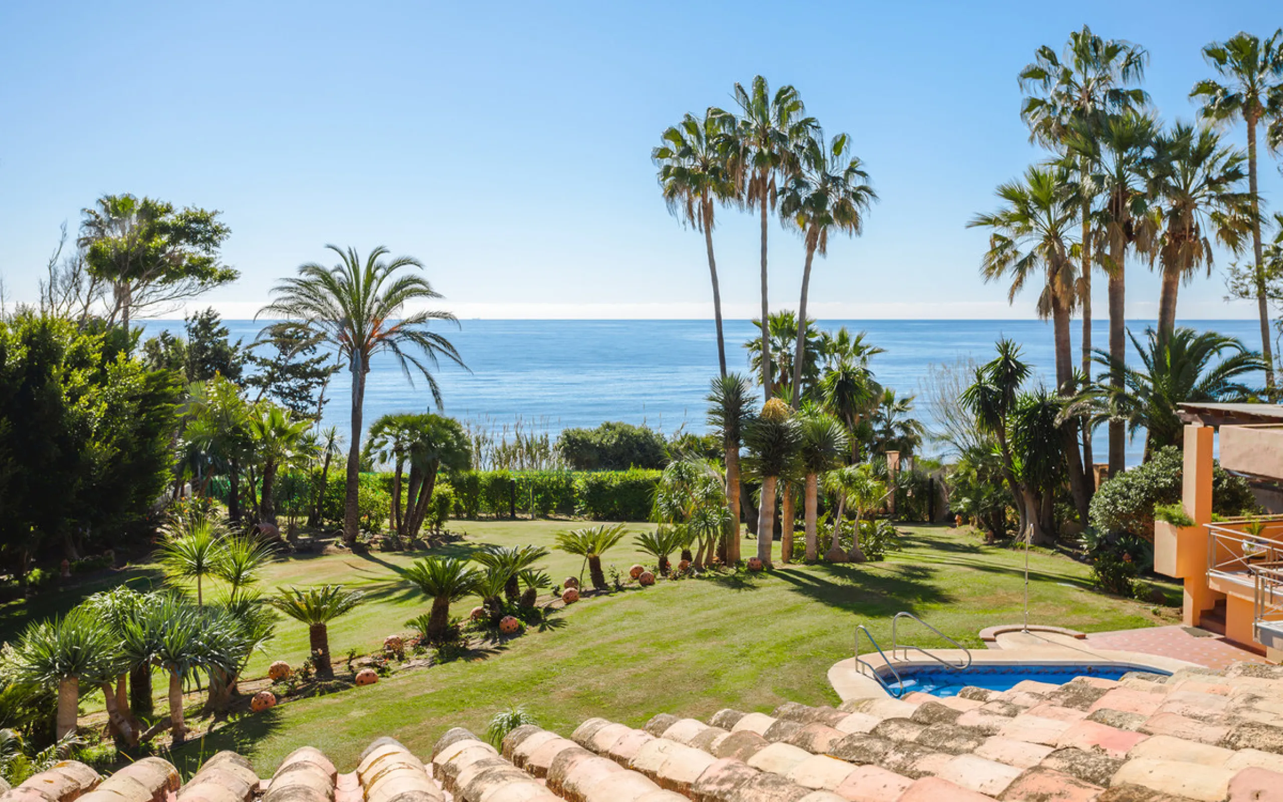 House - Detached Villa в продаже в Estepona, Málaga. В доме 8 спален и 10 ванных комнат. Площадь дома 1013 м². Площадь участка 5039 м²