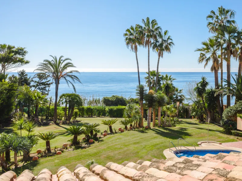 House - Detached Villa в продаже в Estepona, Málaga. В доме 8 спален и 10 ванных комнат. Площадь дома 1013 м². Площадь участка 5039 м²
