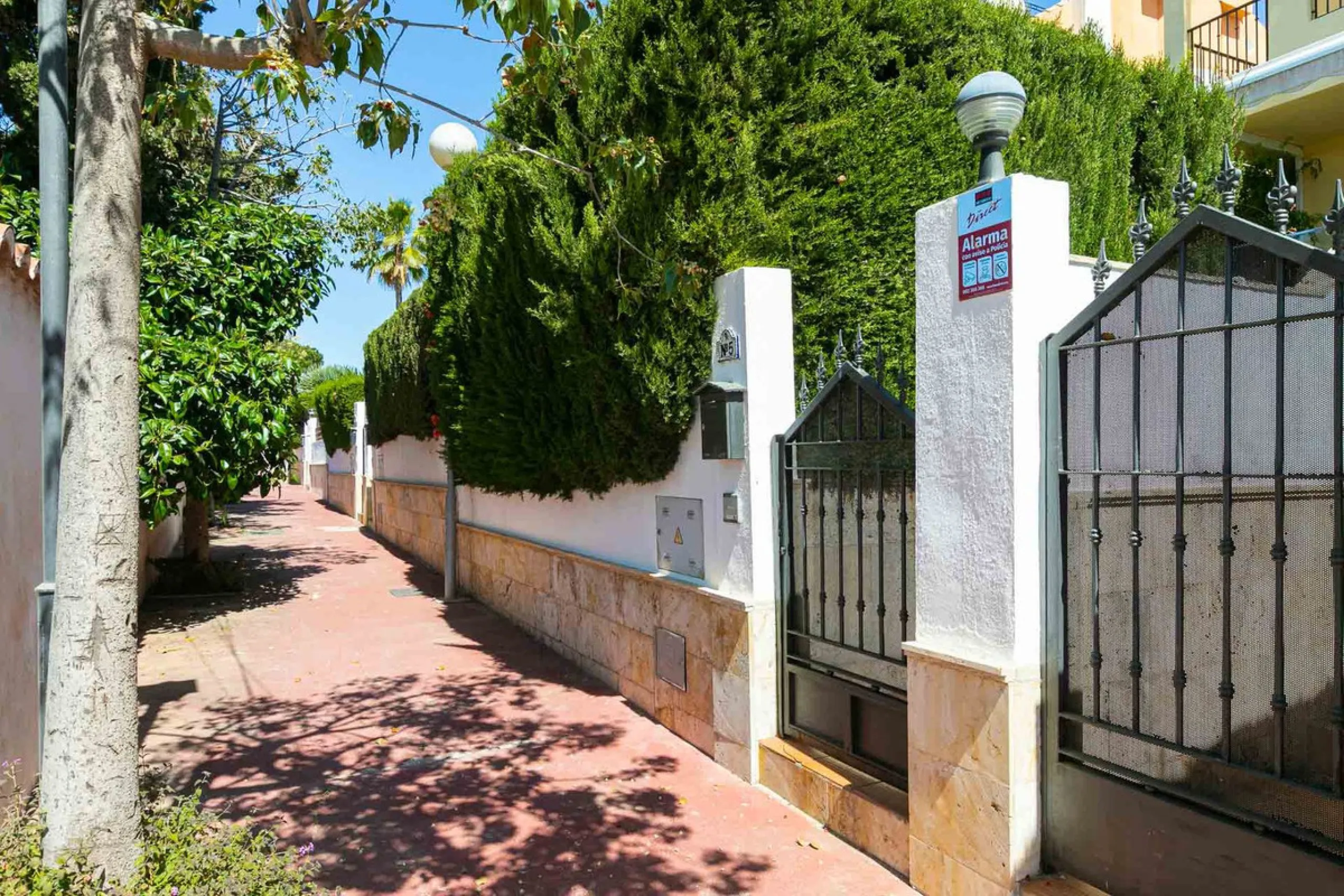 House - Semi-Detached House в продаже в Marbella, Málaga. В доме 4 спален и 3 ванных комнат. Площадь дома 171 м². Площадь участка 215 м²
