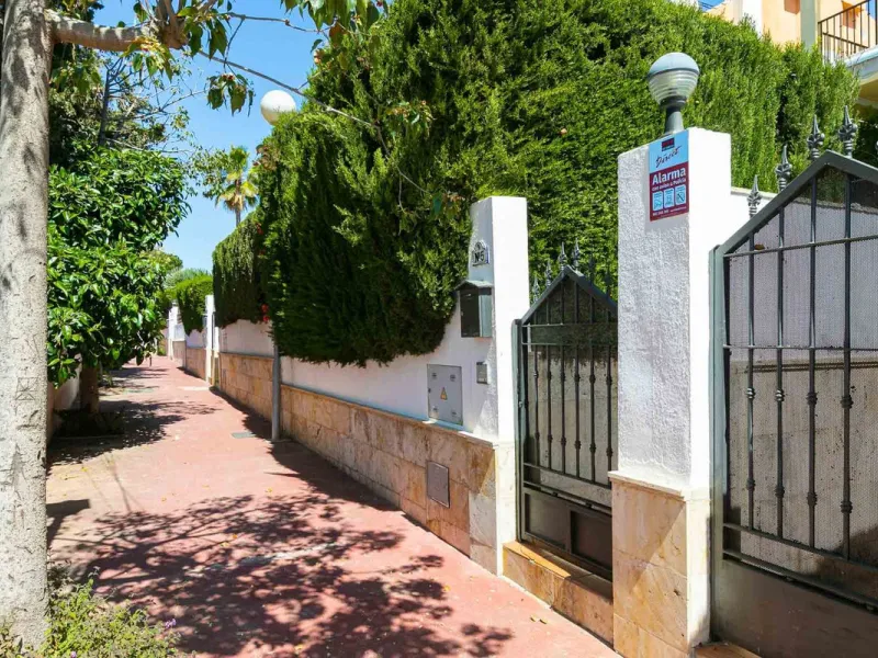 House - Semi-Detached House в продаже в Marbella, Málaga. В доме 4 спален и 3 ванных комнат. Площадь дома 171 м². Площадь участка 215 м²