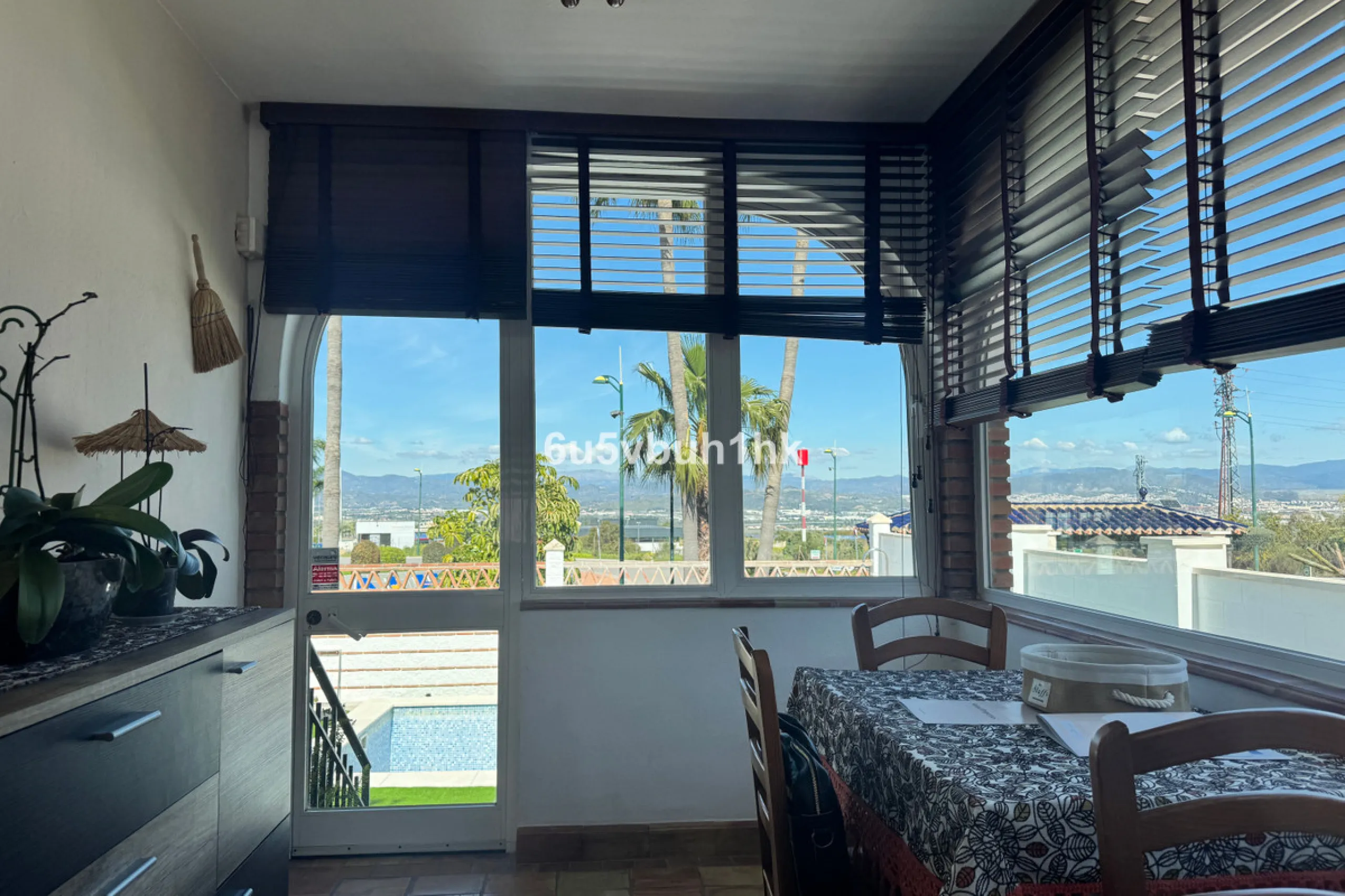 There comes a stage in life when the ideal home is no longer the biggest one — but the one that simply makes everyday living easier, more comfortable and enjoyable. This single-level property in Alhaurín de la Torre captures that idea beautifully.