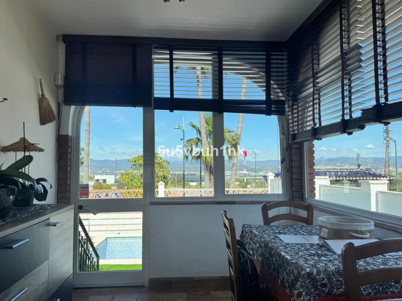 There comes a stage in life when the ideal home is no longer the biggest one — but the one that simply makes everyday living easier, more comfortable and enjoyable. This single-level property in Alhaurín de la Torre captures that idea beautifully.