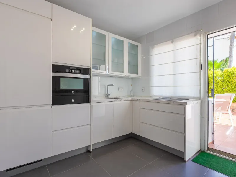 House - Semi-Detached House в продаже в Marbella, Málaga. В доме 4 спален и 3 ванных комнат. Площадь дома 171 м². Площадь участка 215 м²