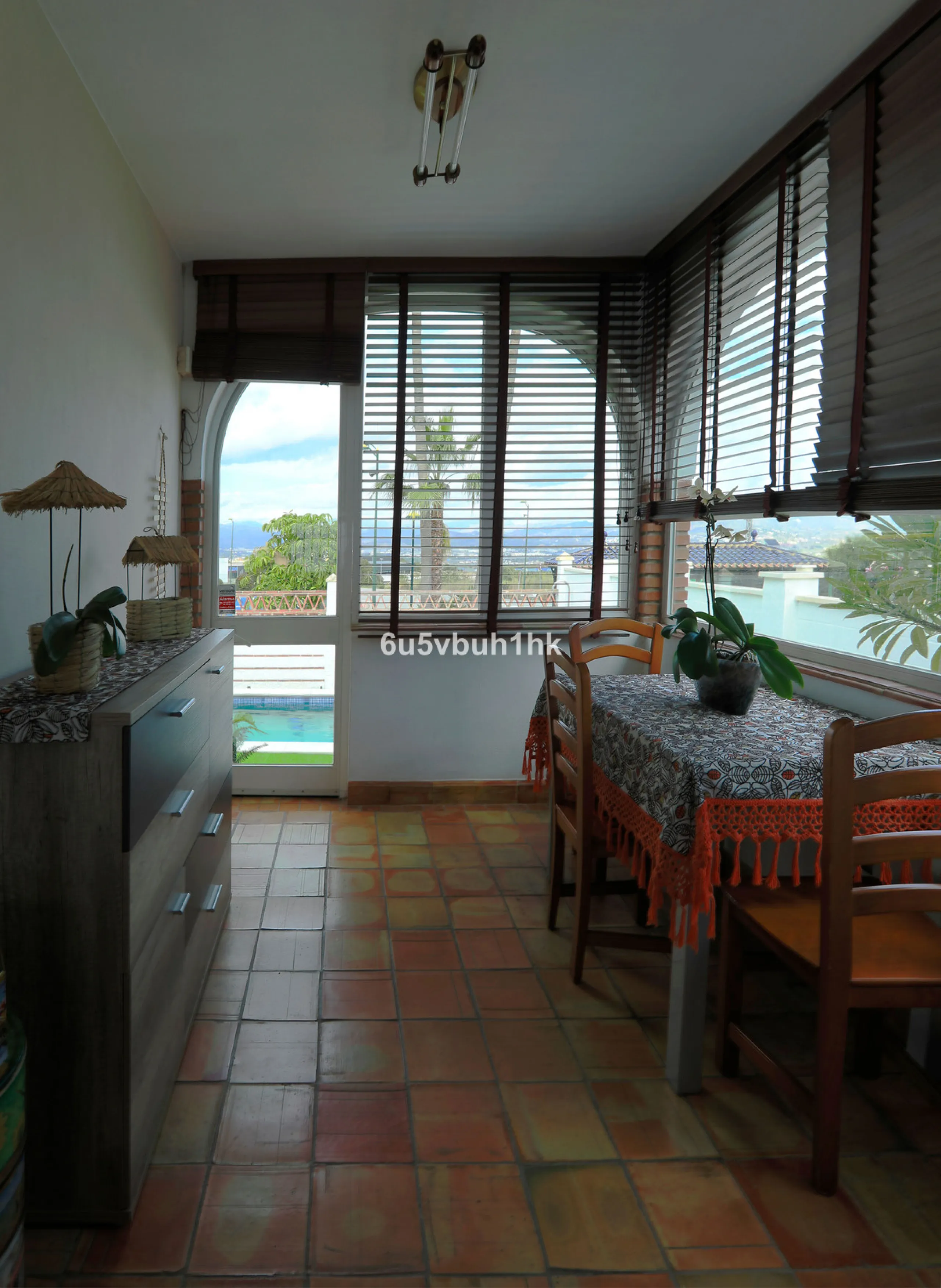 There comes a stage in life when the ideal home is no longer the biggest one — but the one that simply makes everyday living easier, more comfortable and enjoyable. This single-level property in Alhaurín de la Torre captures that idea beautifully.
