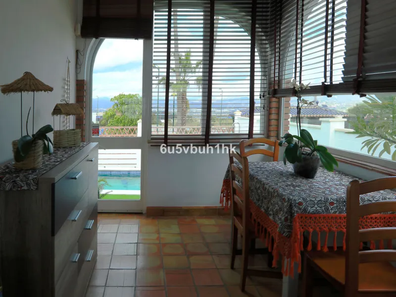 There comes a stage in life when the ideal home is no longer the biggest one — but the one that simply makes everyday living easier, more comfortable and enjoyable. This single-level property in Alhaurín de la Torre captures that idea beautifully.