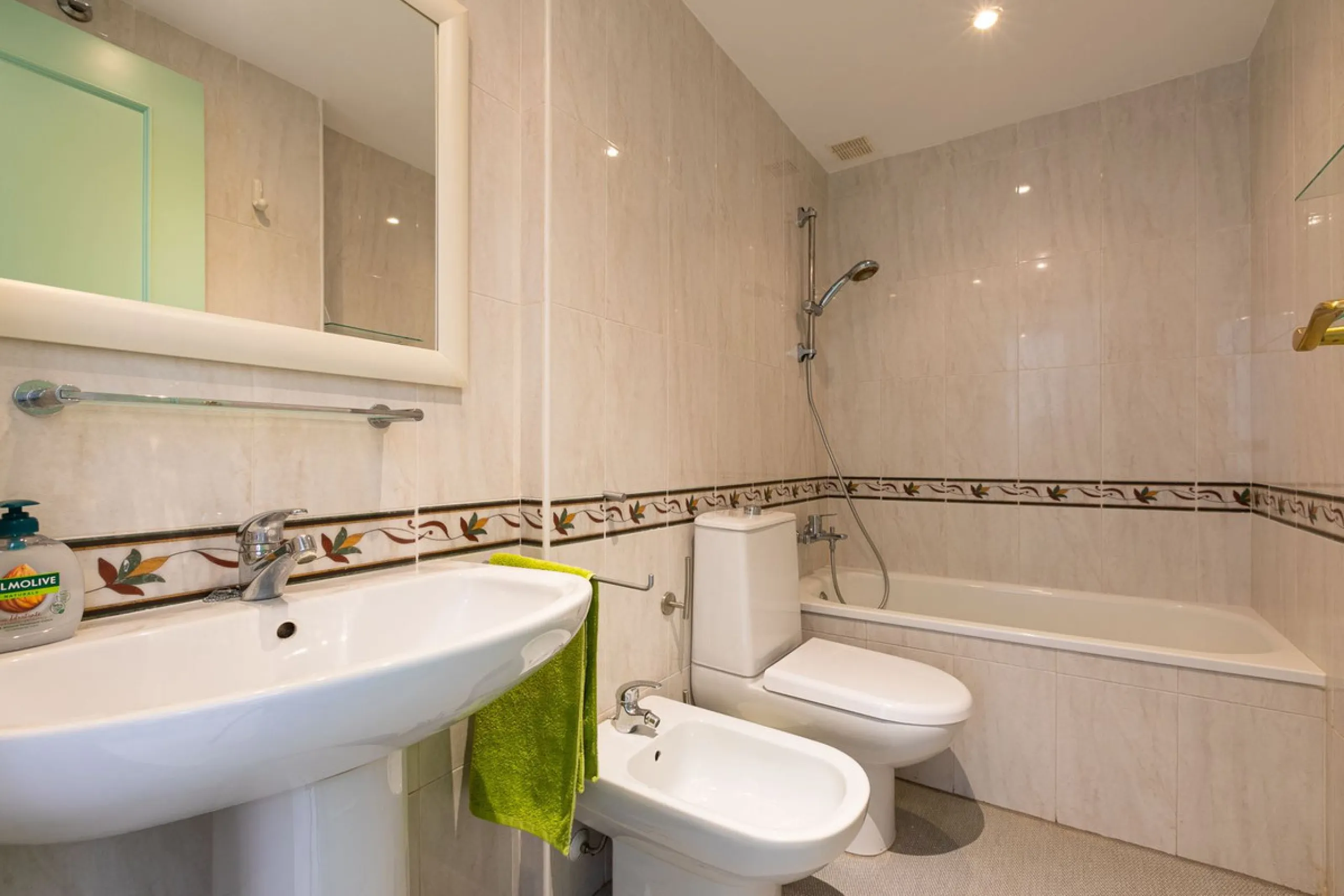 House - Semi-Detached House в продаже в Marbella, Málaga. В доме 4 спален и 3 ванных комнат. Площадь дома 171 м². Площадь участка 215 м²