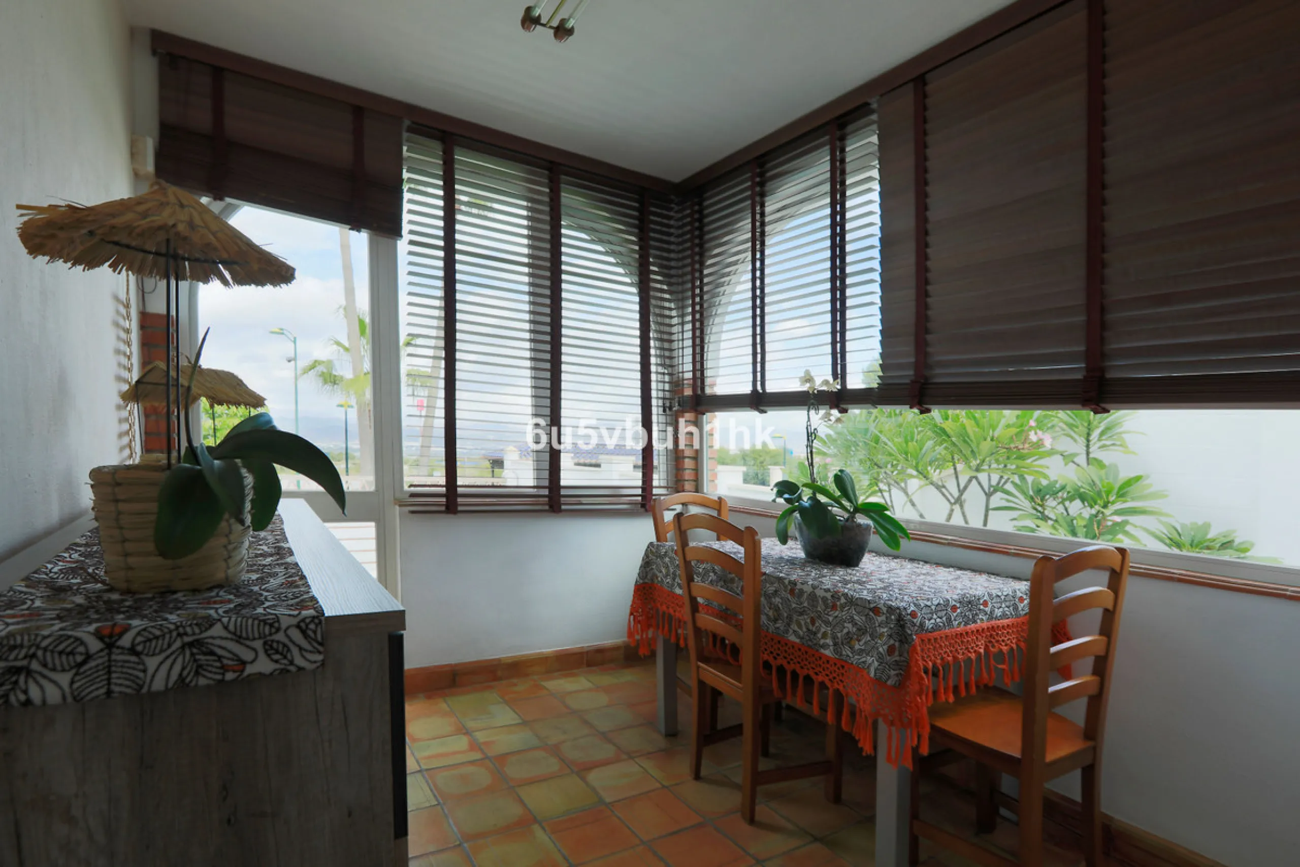 There comes a stage in life when the ideal home is no longer the biggest one — but the one that simply makes everyday living easier, more comfortable and enjoyable. This single-level property in Alhaurín de la Torre captures that idea beautifully.