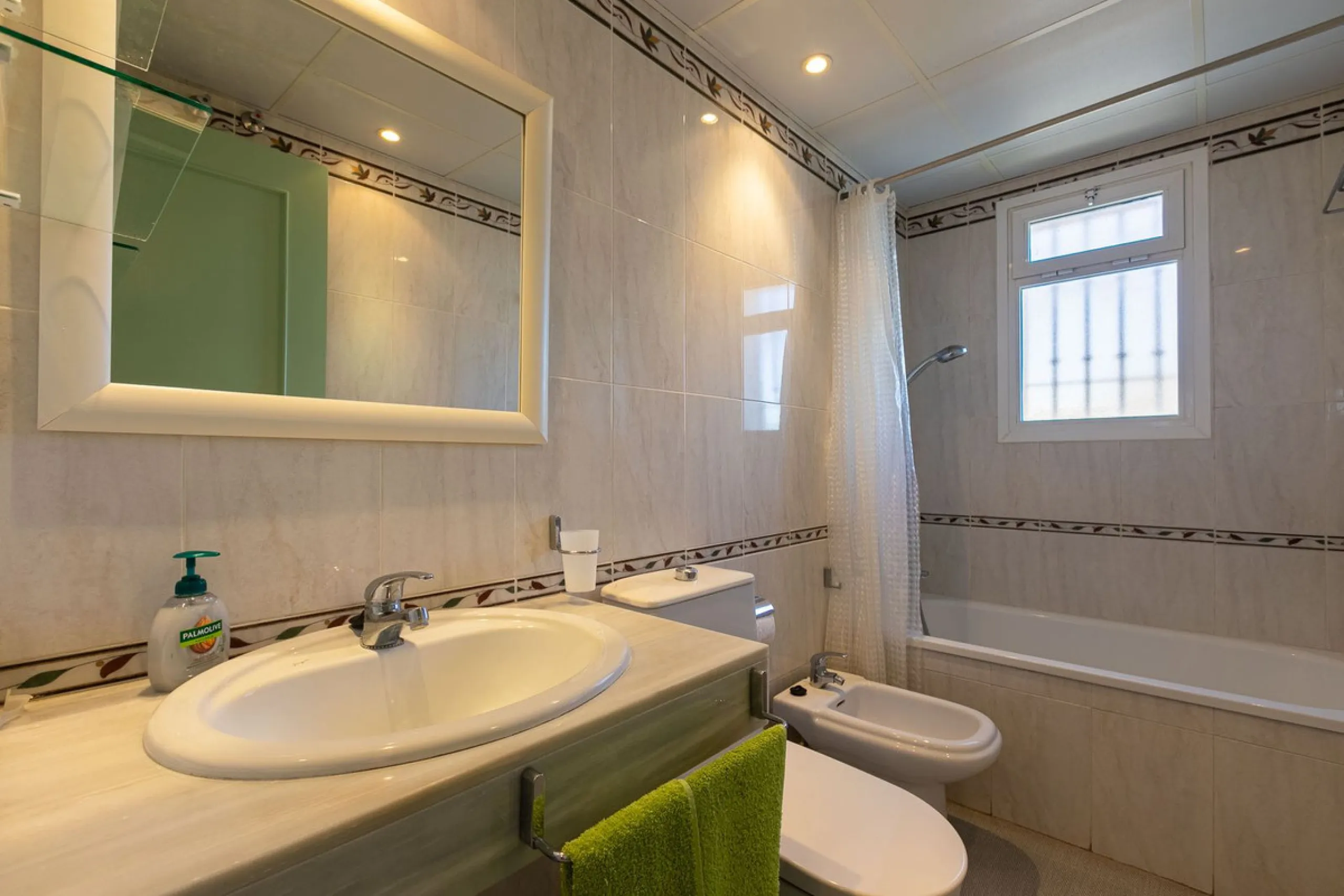 House - Semi-Detached House в продаже в Marbella, Málaga. В доме 4 спален и 3 ванных комнат. Площадь дома 171 м². Площадь участка 215 м²
