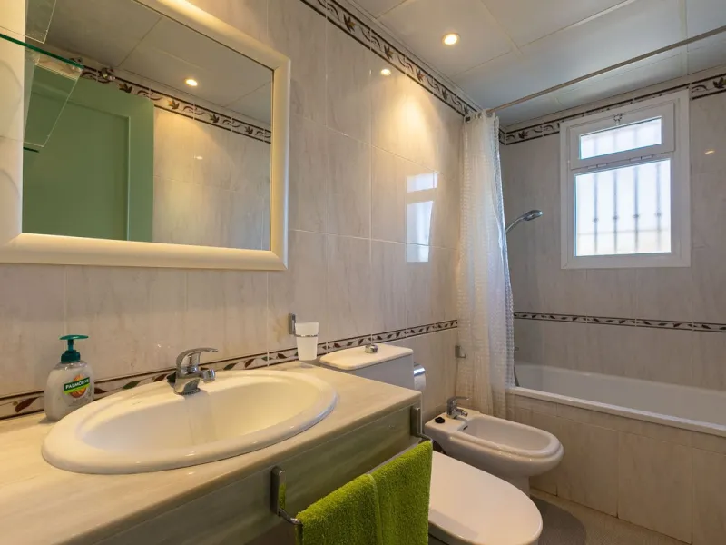 House - Semi-Detached House в продаже в Marbella, Málaga. В доме 4 спален и 3 ванных комнат. Площадь дома 171 м². Площадь участка 215 м²