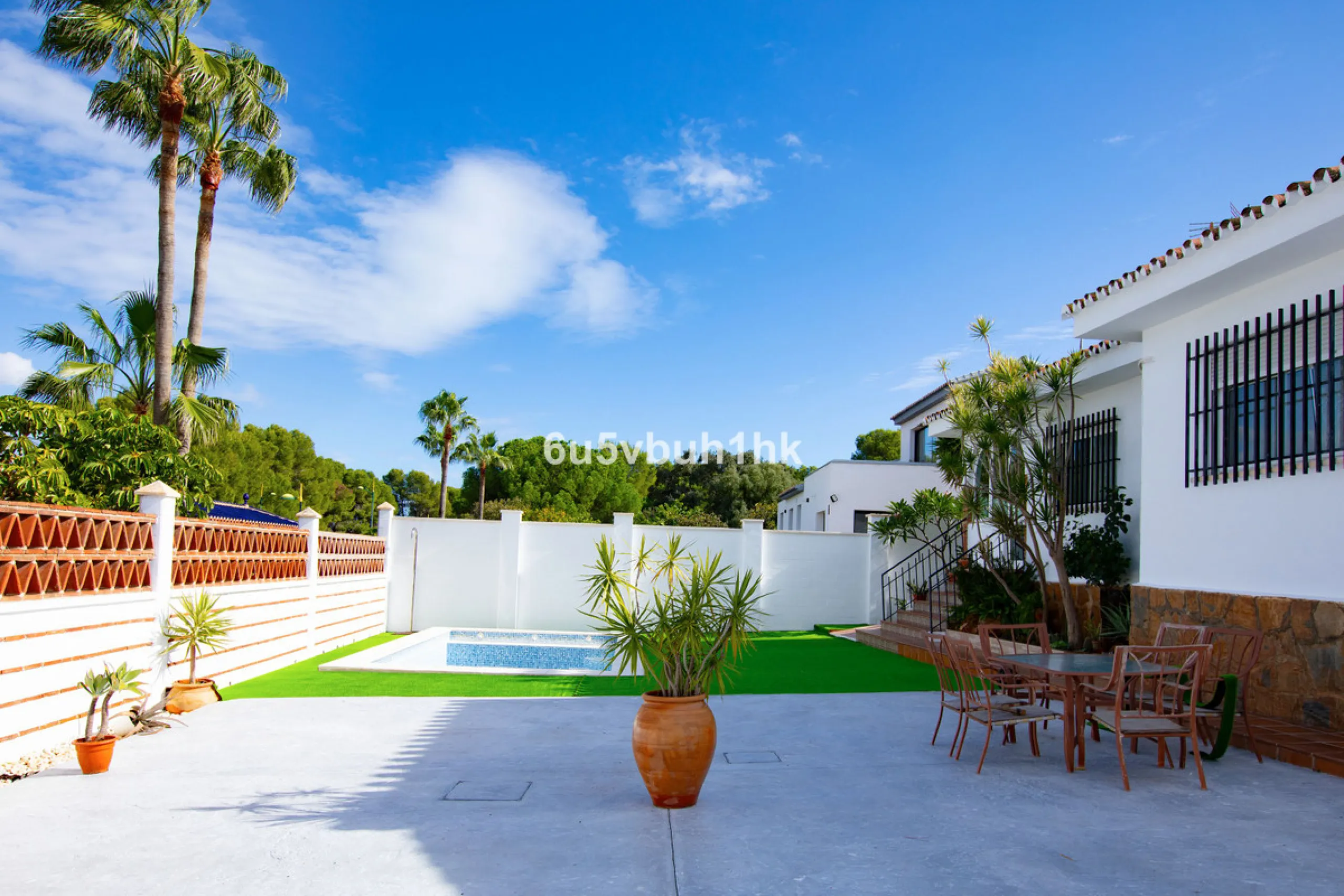 There comes a stage in life when the ideal home is no longer the biggest one — but the one that simply makes everyday living easier, more comfortable and enjoyable. This single-level property in Alhaurín de la Torre captures that idea beautifully.