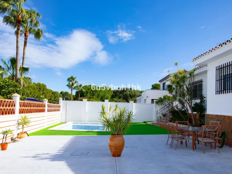 There comes a stage in life when the ideal home is no longer the biggest one — but the one that simply makes everyday living easier, more comfortable and enjoyable. This single-level property in Alhaurín de la Torre captures that idea beautifully.