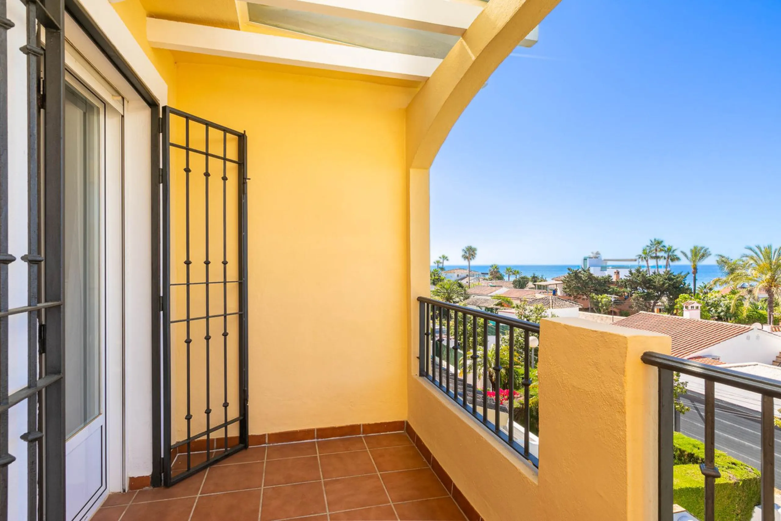 House - Semi-Detached House в продаже в Marbella, Málaga. В доме 4 спален и 3 ванных комнат. Площадь дома 171 м². Площадь участка 215 м²