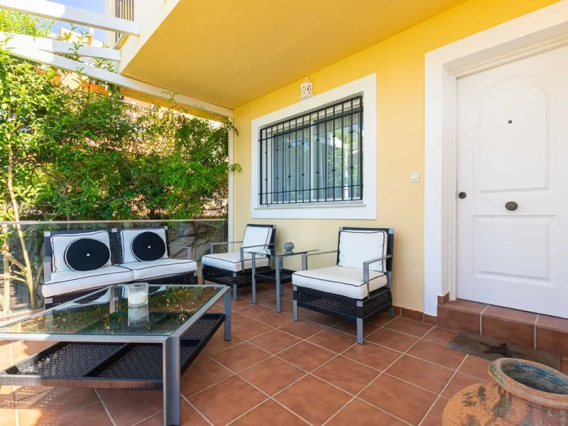 House - Semi-Detached House в продаже в Marbella, Málaga. В доме 4 спален и 3 ванных комнат. Площадь дома 171 м². Площадь участка 215 м²