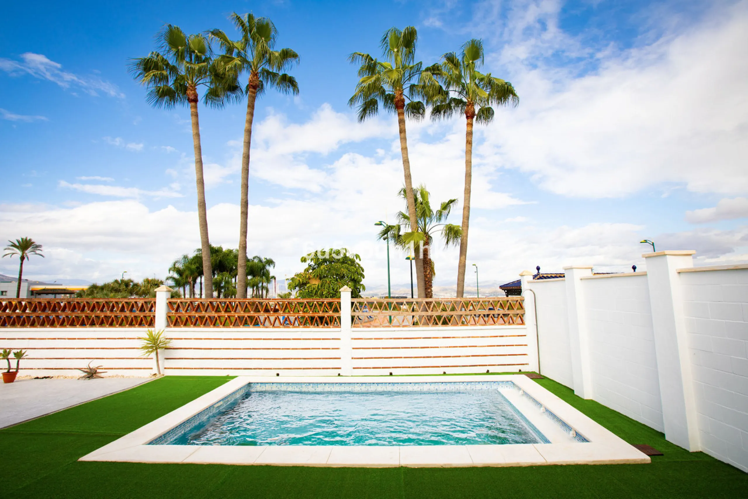 There comes a stage in life when the ideal home is no longer the biggest one — but the one that simply makes everyday living easier, more comfortable and enjoyable. This single-level property in Alhaurín de la Torre captures that idea beautifully.