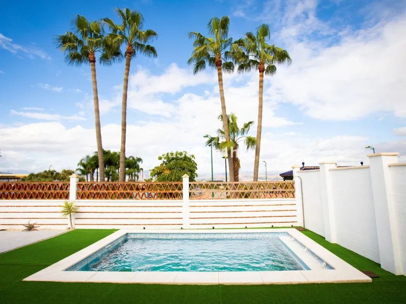 There comes a stage in life when the ideal home is no longer the biggest one — but the one that simply makes everyday living easier, more comfortable and enjoyable. This single-level property in Alhaurín de la Torre captures that idea beautifully.