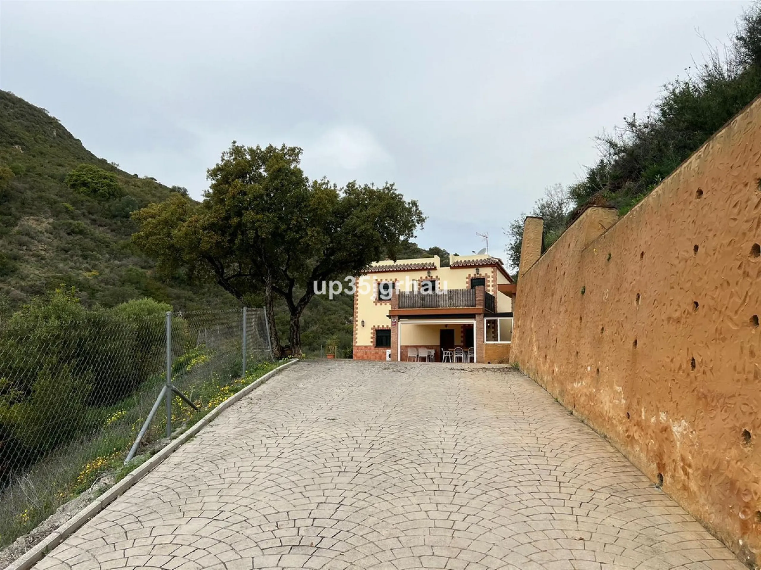 2 independent houses with their independent entrances, one house 200m2 80 m2 of porch, the other 100m2 25 m2 of porch. 1 swimming pool